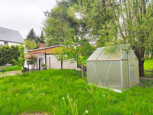 Haus Garten mit überdachtem Gartenhaus und Gewächshaus