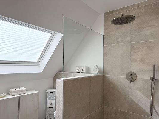 Tageslicht Badezimmer mit ebenerdiger Regendusche
