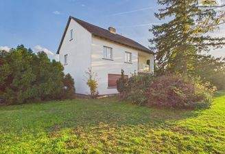 Freistehendes Haus auf großem Gartengrundstück_01