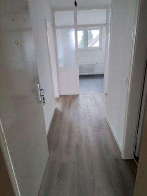 Heller Flur mit Holzboden