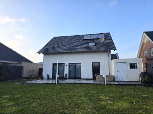 Blick vom Garten zur Hausrücks