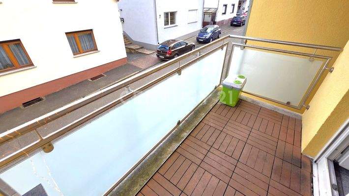 Balkon mit neuwertigem Edelstahlgeländer