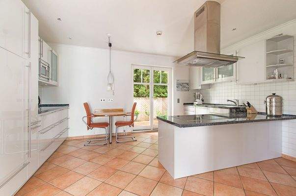 Voll ausgestattete Küche mit integrierter Vorratskammer