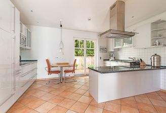 Voll ausgestattete Küche mit integrierter Vorratskammer