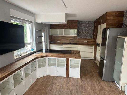 offene Küche mit Einbauküche