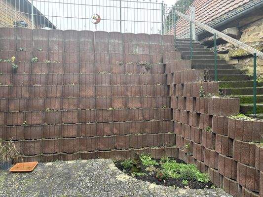Stützwand mit Treppenanlage zur Terrasse/Gartenfläche bzw. zweiten Ebene