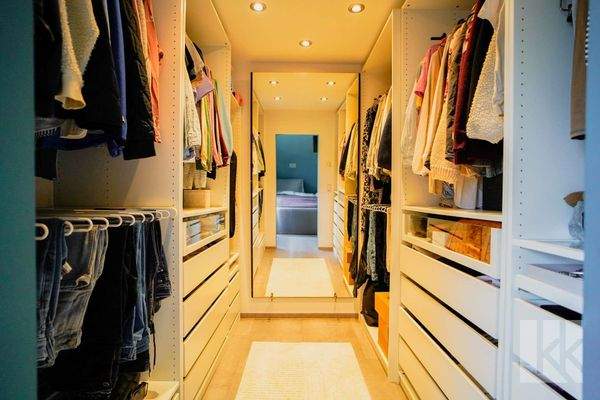 ...mit anliegendem, begehbarem Kleiderschrank