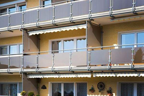 Straßenansicht der Immobilie