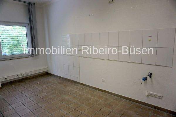 IAufenthaltsraum mit Küchenanschlüssen