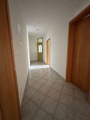 Flur mit Fliesenboden