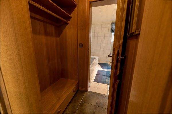 Garderobe und Übergang ins Badezimmer