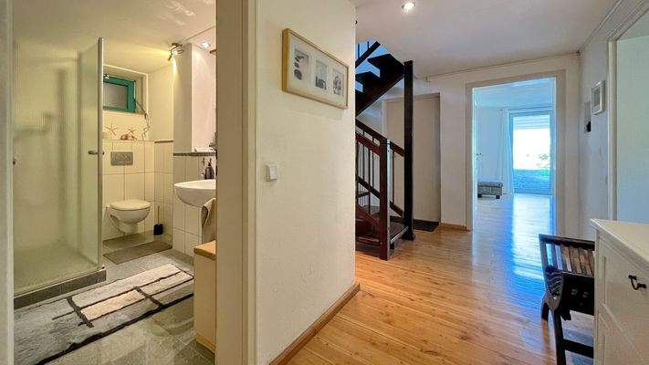 Auch im Gartengeschoss befindet sich ein praktisches Badezimmer mit großer Dusche - ideal für Gäste