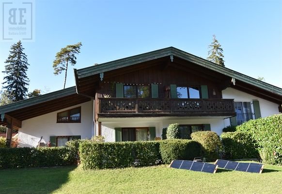 rückwärtige Hausansicht mit großem Garten