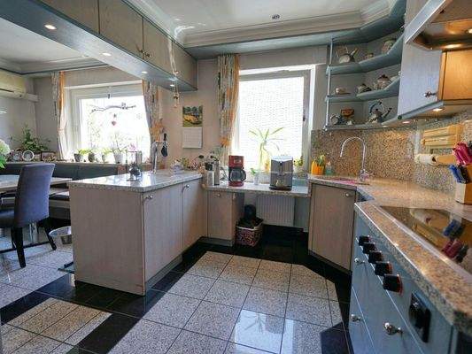 Küche mit Frühstücksplatz