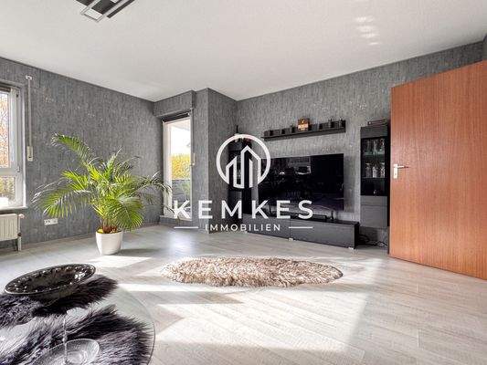 Wohnzimmer mit Zugang zum Balkon