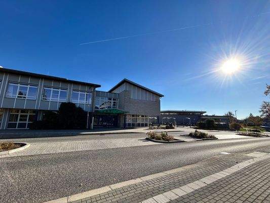 Gymnasium gegenüber