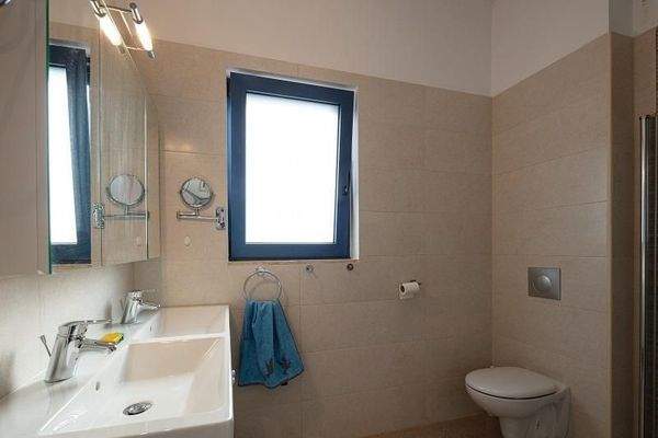 Kreta, Loutra: Steinvilla mit wunderschönem Meerblick zu verkaufen