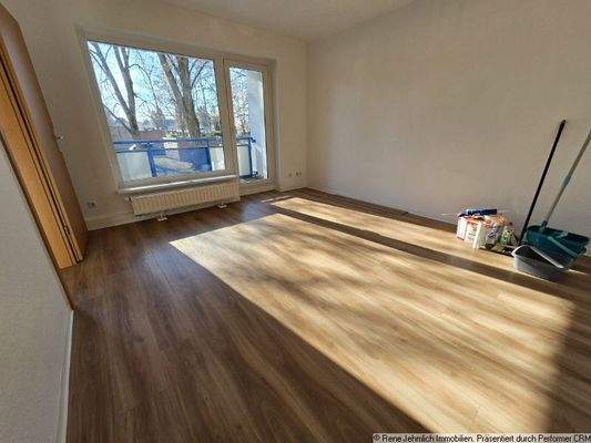 Wohnzimmer mit Balkon