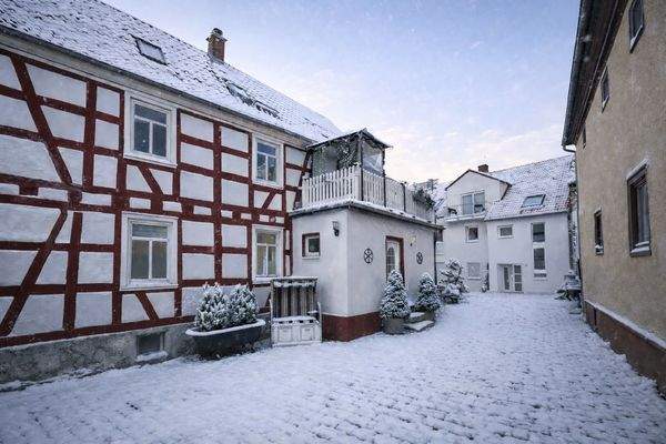 Innenhof mit Fachwerkhaus und im Hintergrund das MFH