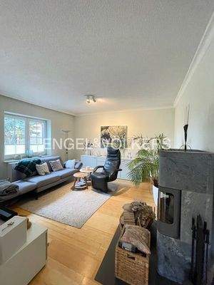 Abgetrennter Wohnraum mit Specksteinkamin