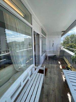 Balkon mit seitlichem Meerblick