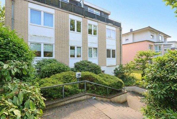 Hausansicht mit Zuwegung (saisonale Anpassung durch KI)