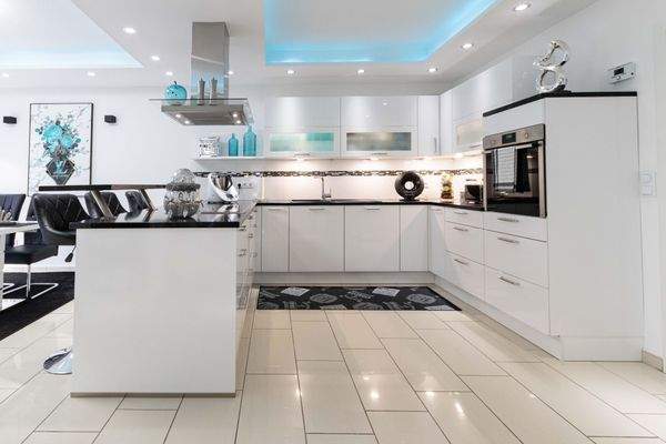 Große Hauptküche + Essecke