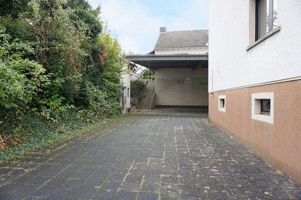 große Hoffläche (links geht...