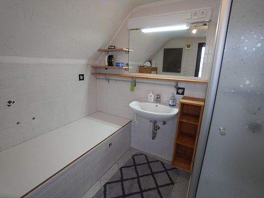 Badezimmer im DG mit Dusche, Badewanne und Waschbecken