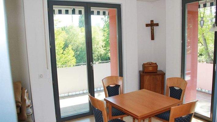 Essbereich mit Ausgang zum Balkon