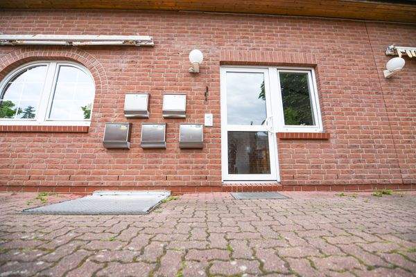 Hauseingang zu den Wohneinheiten