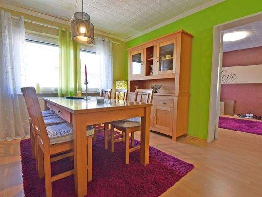 Esszimmer mit Durchgang zum Kinderzimmer
