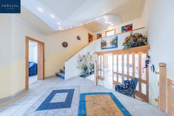 Blick vom Eingang Richtung Diele, Galerie, Wohn-Esszimmer und Terrasse