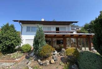 Blick auf Haus und Wintergarten