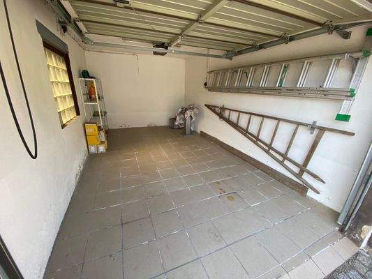 2. Garage mit sektionaltor.jpeg