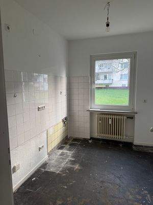 Leere Küche mit Fenster