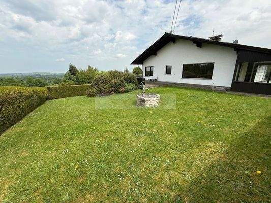 Einfamilienhaus mit Gart6en und Brunnen