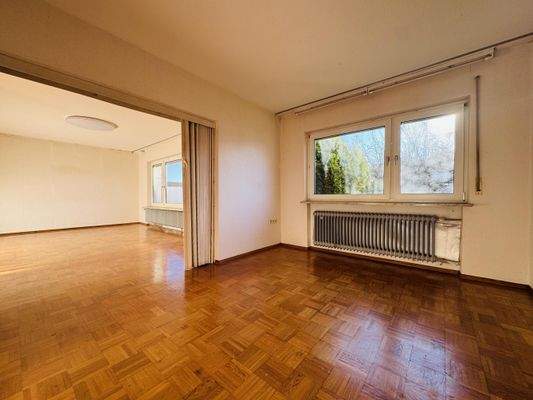 Esszimmer mit Blick ins Wohnzimmer