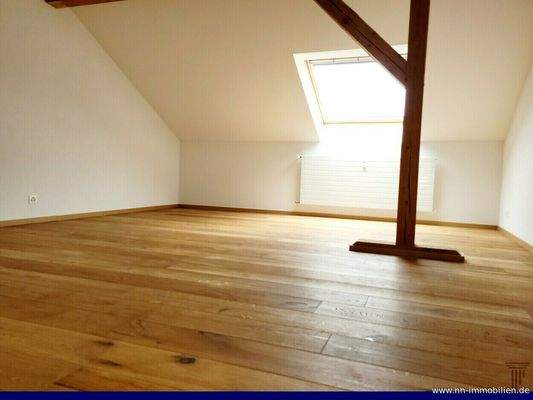 Helles Schlafzimmer grossem Dachfenster und Parkettboden