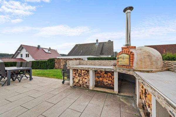 Terrasse mit Pizzaofen