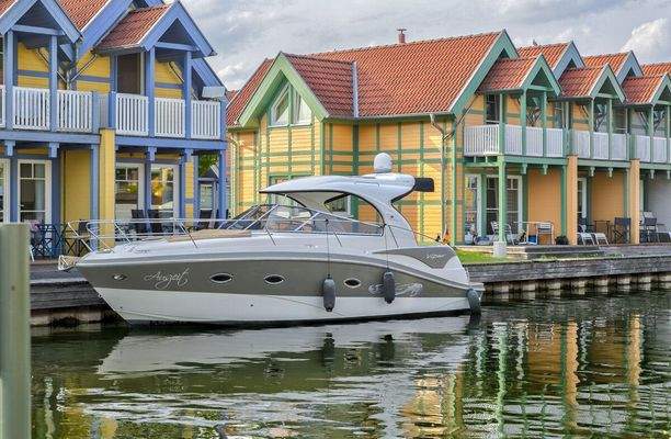 Ansicht des Eckhauses mit direktem Wasserzugang und privatem Bootsanleger