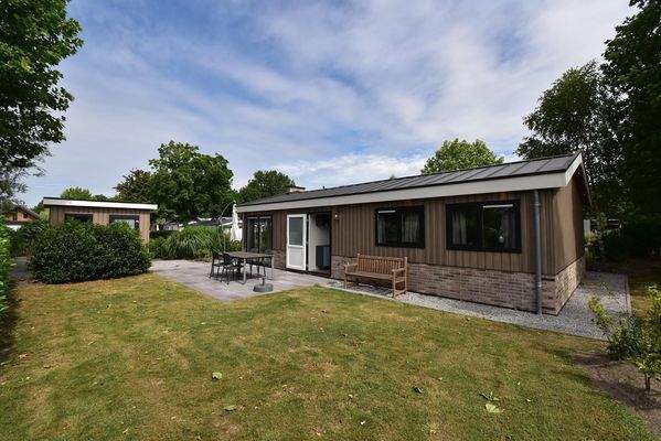 ferienhaus-kaufen-biddinghuizen-vorderseite-terras