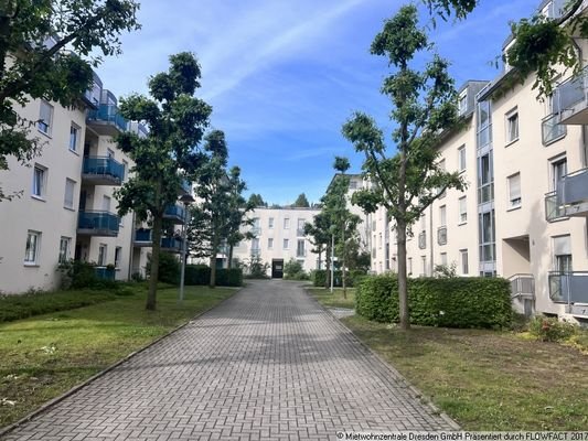 Blick in die Wohnanlage - Balkon-Wohnung mit Aufzu