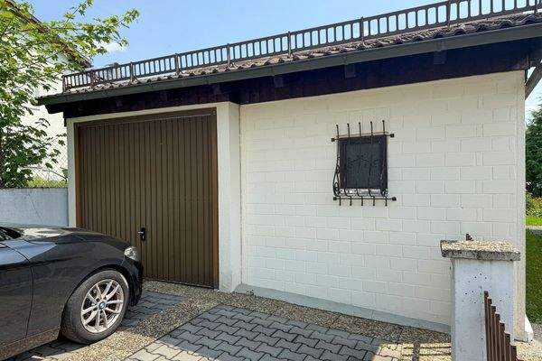 Garage mit Stellplätzen
