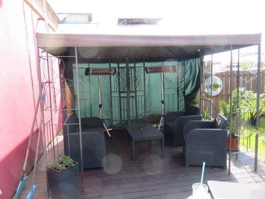 Überdachte Terrasse mit TV-Ecke