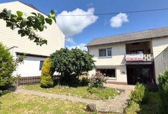 Einfamilienhaus mit Garage und Garten