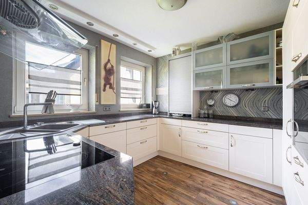 Küche mit Einbauküche