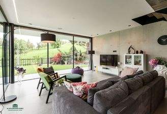 Neubau mit Ski-In/Ski-Out-Charakter, am Grünland mit Panoramablick auf die Alpen