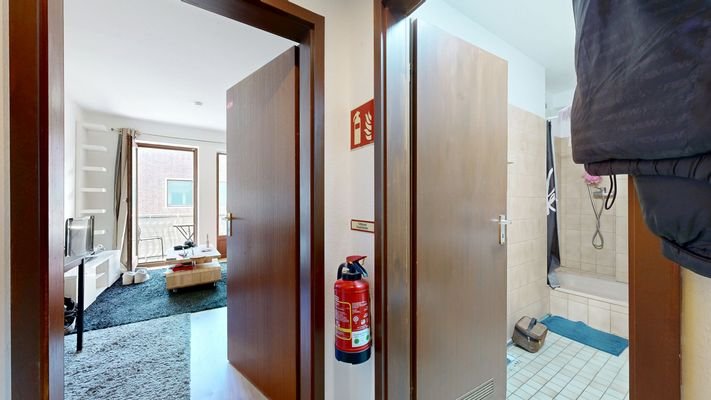 Eingangsflur mit Blick ins Duschbad und Wohnzimmer.