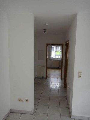 Blick: WZ zu Flur, rechts Badtüre, gerade SZ